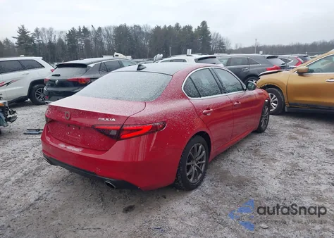 2018 Alfa Romeo Giulia z USA, uszkodzony, nr VIN ZARFAEDN8J7576699